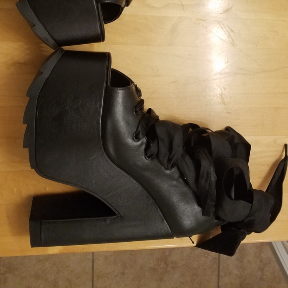 YRU Shoes - Yru ballet bae performs